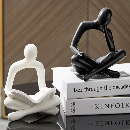 Miniatura de estatua de pensador abstracto